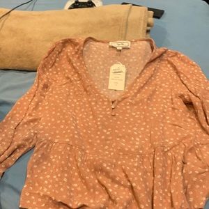 Hippie Rose blouse size (m) never been worn